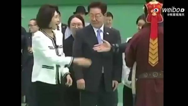 李在明夫人在与蒙古国总统握手后甩手！蒙古总统手上有湿东西吧！