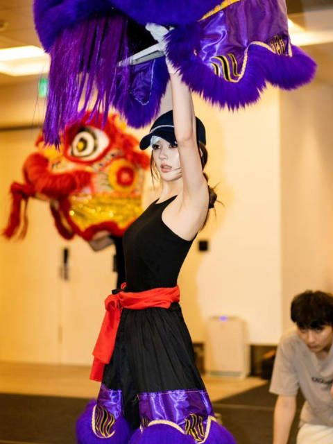 安利官上线!赵露思把醒狮搬上演唱会