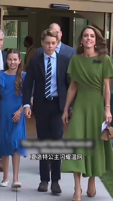 夏洛特公主闪耀温网,一袭蓝色礼服好仙