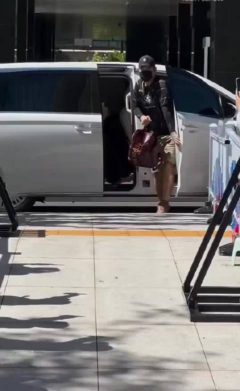 侯明昊片场分发山楂糕,再现萧无衣角色互动