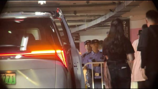 迪丽热巴杭州路演展示周星驰同款钰珑发型