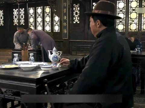 大帅去饭店吃饭忘带钱，被掌柜刁难后，伙计慧眼识人高情商化解