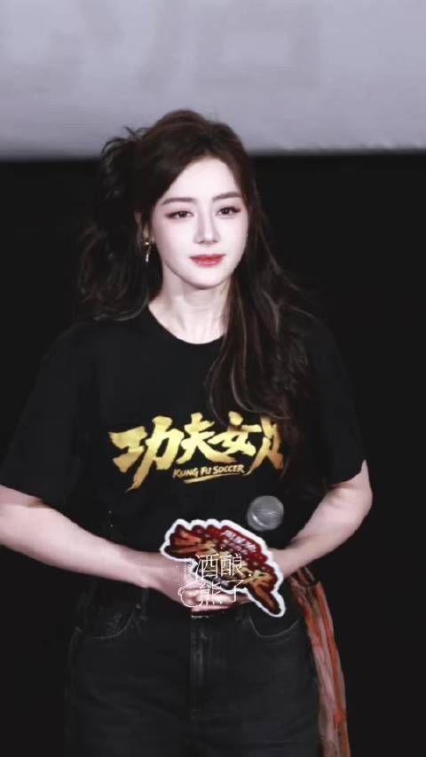 我去，迪丽热巴路演出场美我一大跳