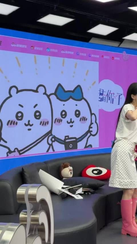 章若楠金靖扫楼双向奔赴，贴贴托脸拍照