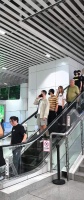 因为赢了剪刀石头布跟在两个人最后装接机粉饰的神秘女孩
