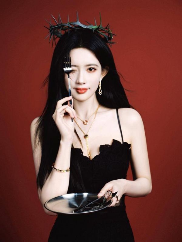 搜狐娱乐讯 近日，孟子义一组写真大片释出，她身穿黑色蕾丝吊带拖尾长裙，搭配荆棘金属餐具等创意道具，妆容冷艳浓烈，造型魅惑，故事感十足。