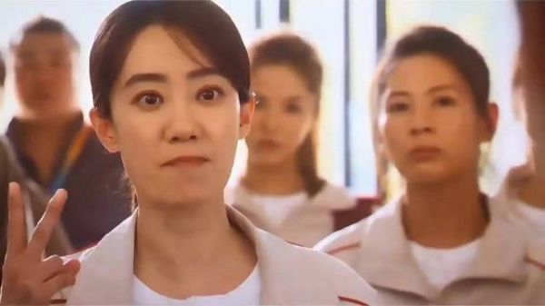 魔丸热巴 ，这一幕我都不知道夸谁帅了，都好帅，被揍的也好帅 功夫女足