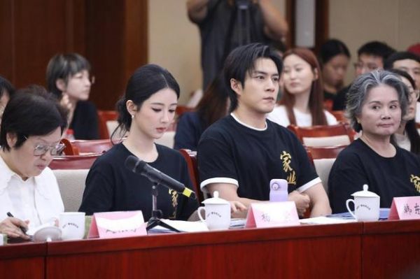 当天，杨紫身着剧组定制文化衫，搭配低盘发，气质温婉大气。