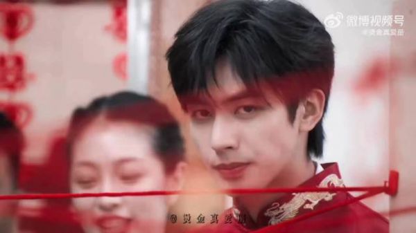 红线环绕，遥遥凝望，两人之间宿命纠缠的张力，被完美呈现出来，代入感超强