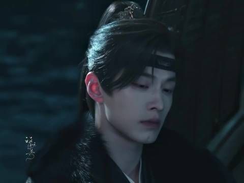 何与扯领带眼神灼人，反差演技引内娱霸总学习