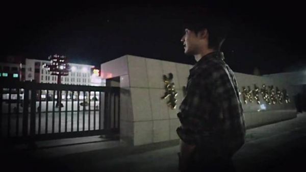 十年前在乌鲁木齐live house打工的舞台助理，十年后拿到了属于他的最佳男歌手