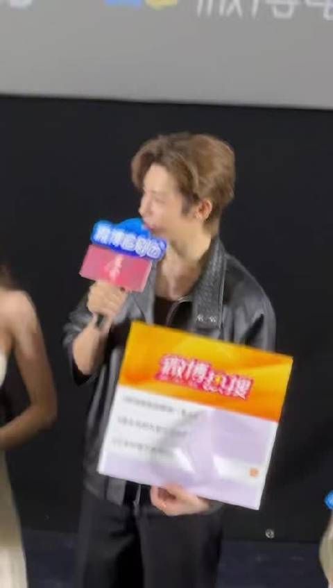 侯明昊问艾米脱不脱外套，追剧团互动带感