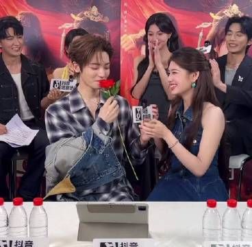 《雀骨》交流大会侯明昊、艾米一看就是剧中小情侣，现场求婚成功哈哈哈哈