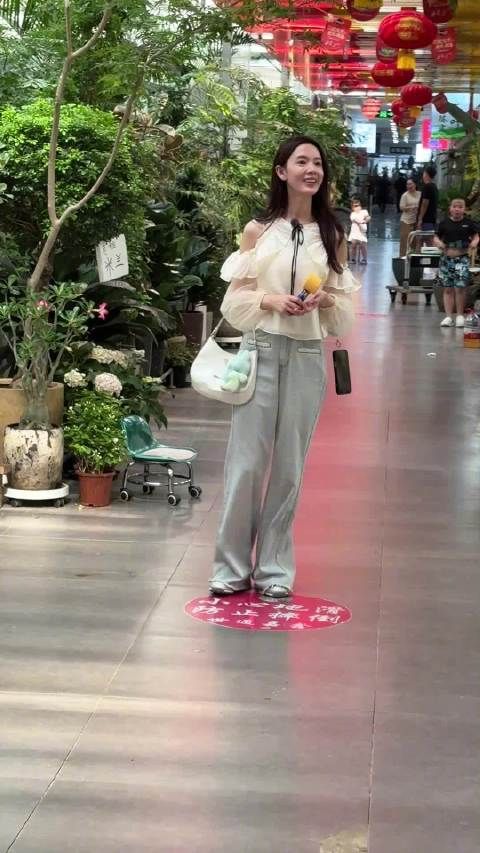 陈瑶素颜录制我家那闺女