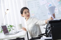 两个有家室的人互有好感，多半会露出这些迹象