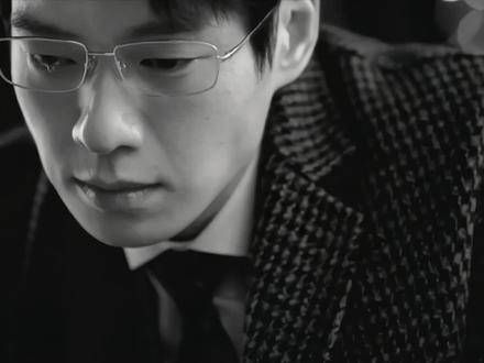 “倾尽全力编织牢笼，只为凝固他振翅的瞬间”