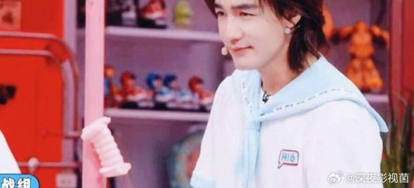 所以你戏外也这么看她的