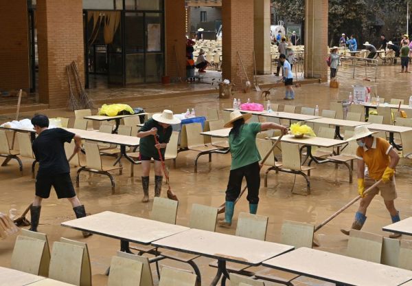 7月15日，人们在广西贵港市高级中学清淤。新华社记者 陆波岸 摄