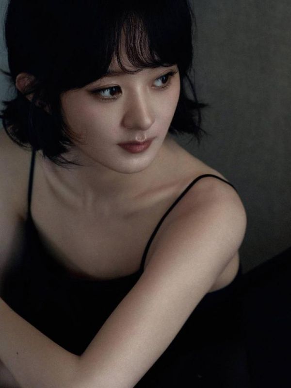 赵丽颖妆容精致，锁骨吸睛。
