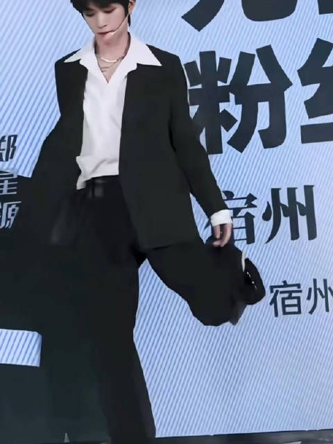 封面动作我觉得应该严肃剖析！这身太帅了卧槽