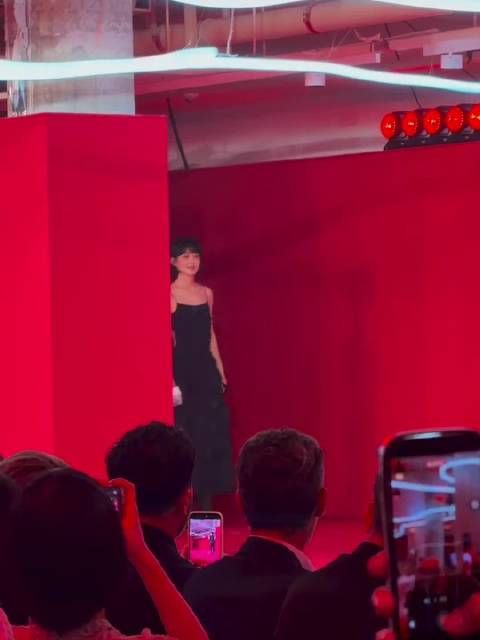 赵丽颖短发减龄，肌肉线条甜酷美萌
