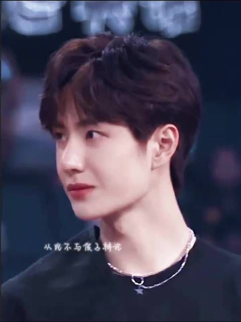 笑与不笑王一博反差感太大了