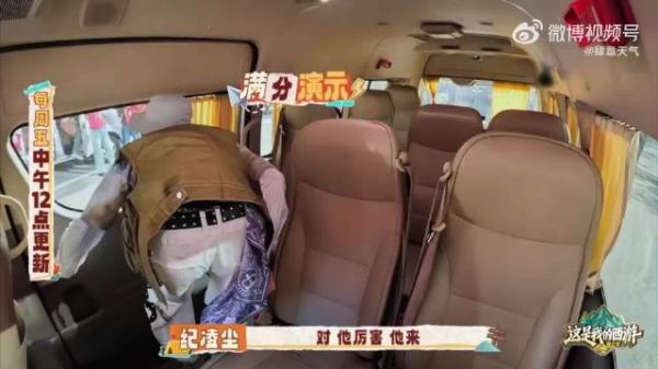宋亚轩为刘耀文叫早，刘耀文见宋亚轩笑后捏肩