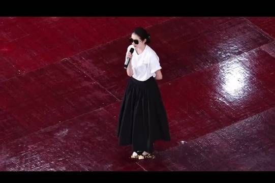 关晓彤新剧红掌开机，饰演青年画家孟露莎