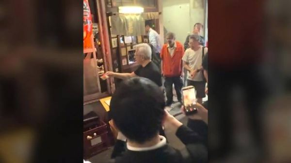 黄仁勋东京街头向粉丝发红豆糕,被粉丝围得水泄不通!还去居酒屋涮牛杂