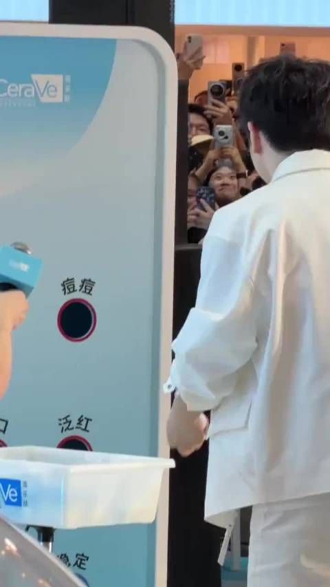 那天是白马王子啊！笑起来真好看 樊振东