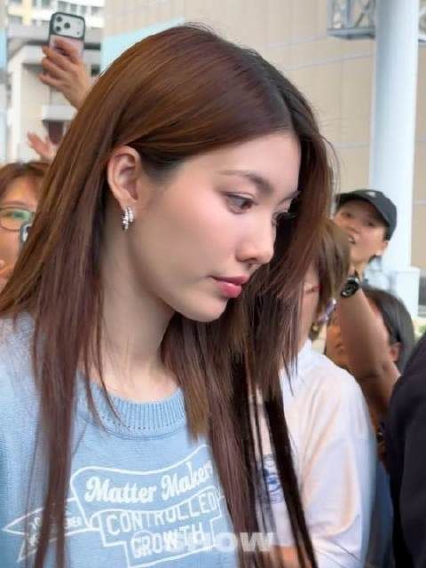 今日侧脸杀再度上线，黑长直女神气场全开