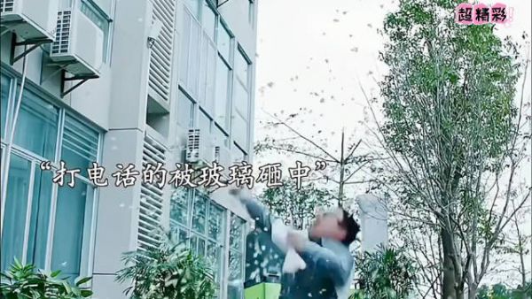 学生打电话时被玻璃砸中