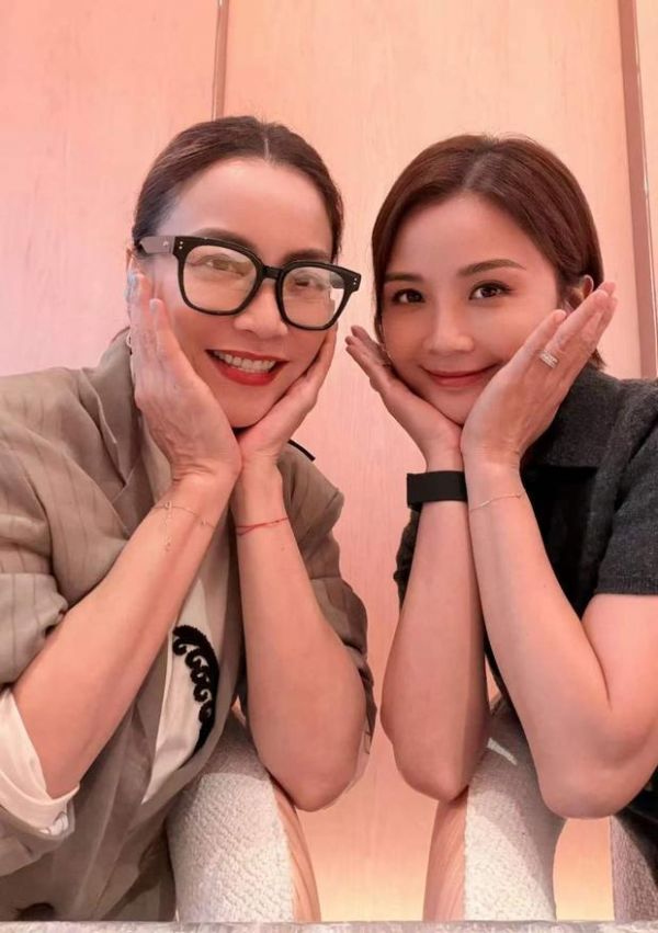 霍汶希与蔡卓妍合照。