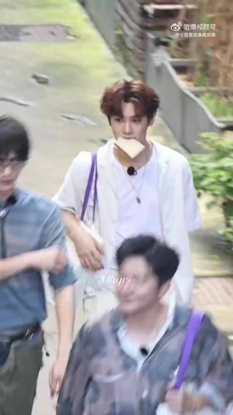 黄明昊上班路透叼着面包，元气鲜活干劲十足
