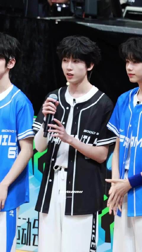 杨博文卷毛小羊夏日运动会次日路透，打招呼软萌