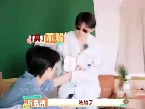 马嘉祺拽起张真源洗脸，张真源称第一次有人早上给我洗脸