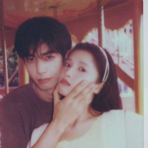 宋威龙张婧仪野狗骨头宝丽来合照，实体小卡朦胧暧昧