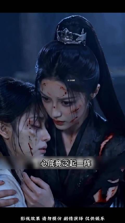 女杀手浑身是伤为了躲开追兵钻进了一座破旧荒废的庙里