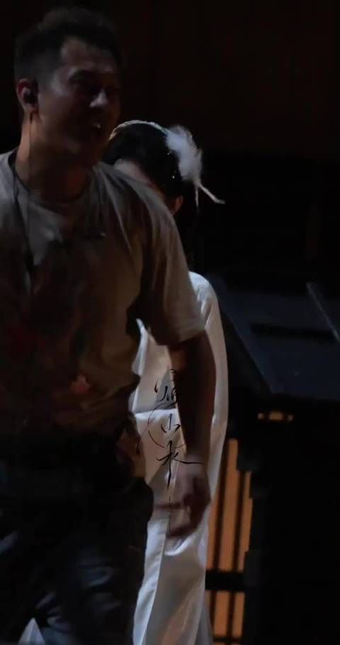 造型温婉乖巧，眼神却冷冽生人勿近！鞠婧祎这次的人设突破真的让人期待值拉满