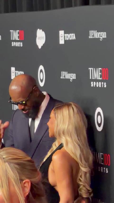 TIME100 Sports 封面人物詹姆斯和妻子抵达活动现场！ 参加活动露面急死所有人