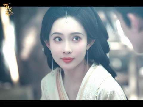 你宛如一场滂沱骤雨，悄然浸润我的眼眸