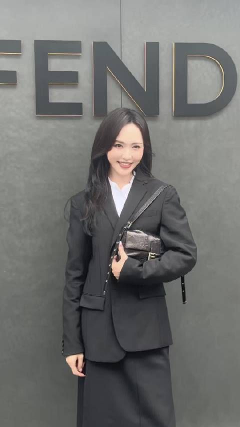 唐嫣今日亮相成都，生视频直出，现场全在喊好美！好美！…