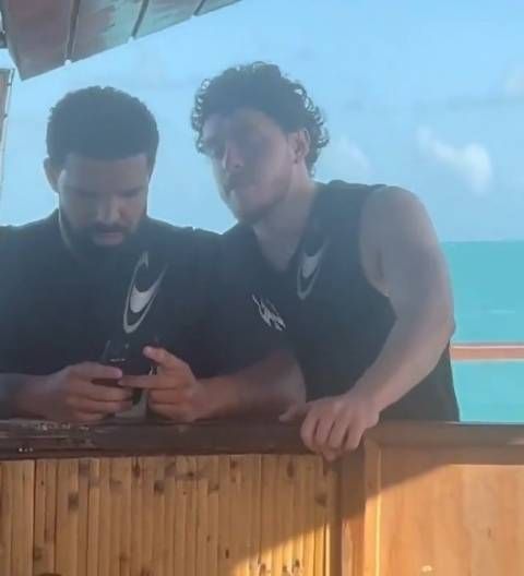 每次看到Drake 和 Jack Harlow 的这个视频都会笑死