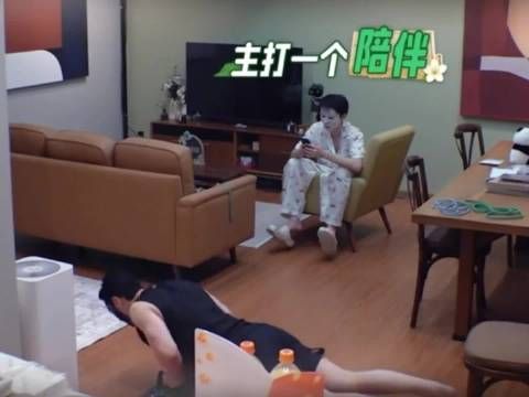 王俊凯穿睡衣敷面膜陪黄晓明健身，居家日常松弛温柔