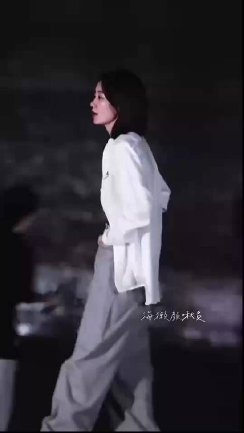 张小斐踢球庆祝女足票房破10亿
