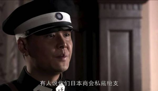 陈怡在此餐厅兼职服务生，分配到两名日本浪人的桌前上菜