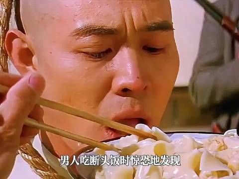 男人在吃断头饭时，突然发现饺子下面竟藏着一块木片