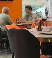 曹云金餐厅被“郭德纲同款”大叔吓懵，抬头那几秒太真实了
