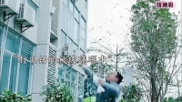 学生打电话时被玻璃砸中