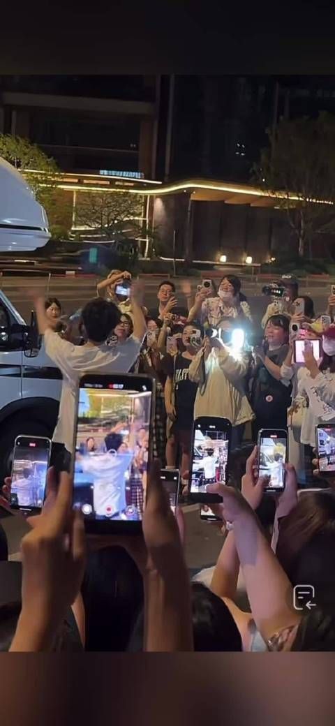 张翅下班和粉丝说“马路上注意安全，我走啦”这个男孩很阳光